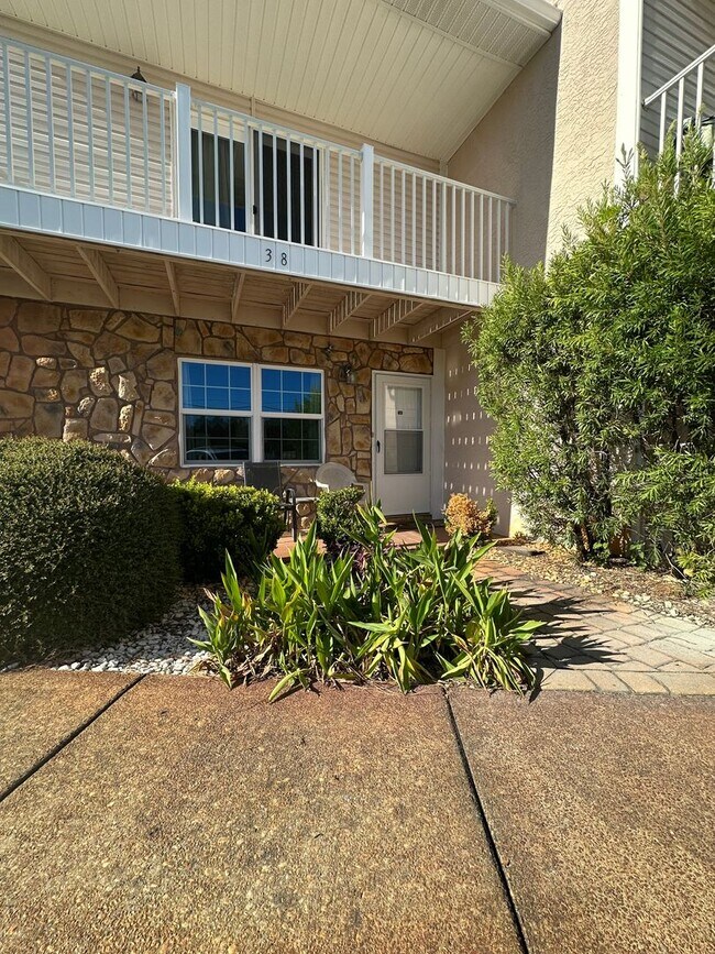 Building Photo - Furnished Townhome within walking distance...