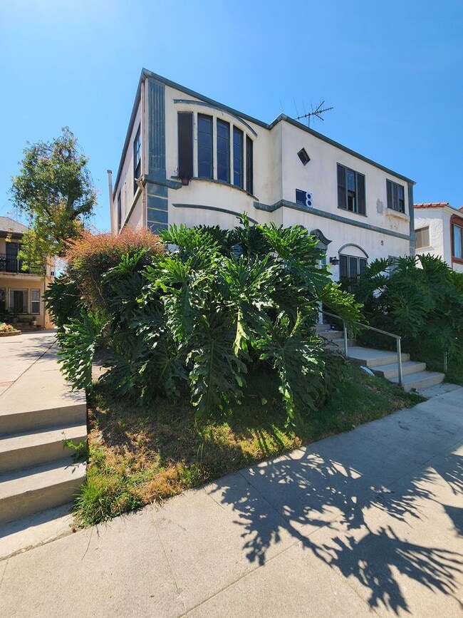 Primary Photo - 337 N Gardner St