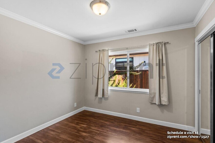 Building Photo - Unit Front House