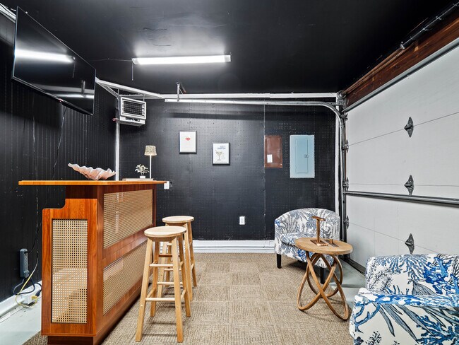 Building Photo - 5012 Hollyview Dr