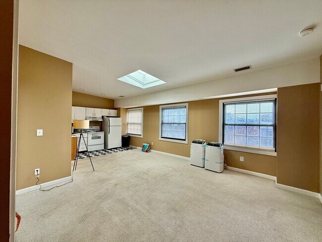 Building Photo - 21 Linden St