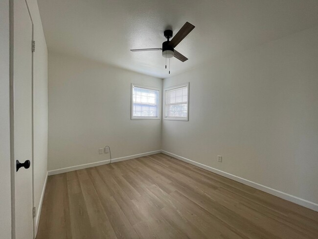 Building Photo - Cozy City Charm – 3-Bed, 1-Bath Home in La...