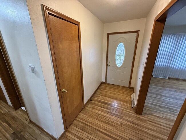 Building Photo - 722 13th Ave