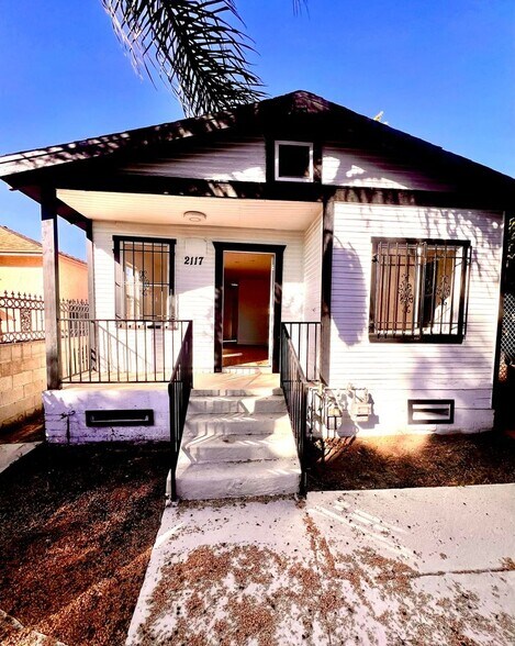 Primary Photo - 2117 E 112th St