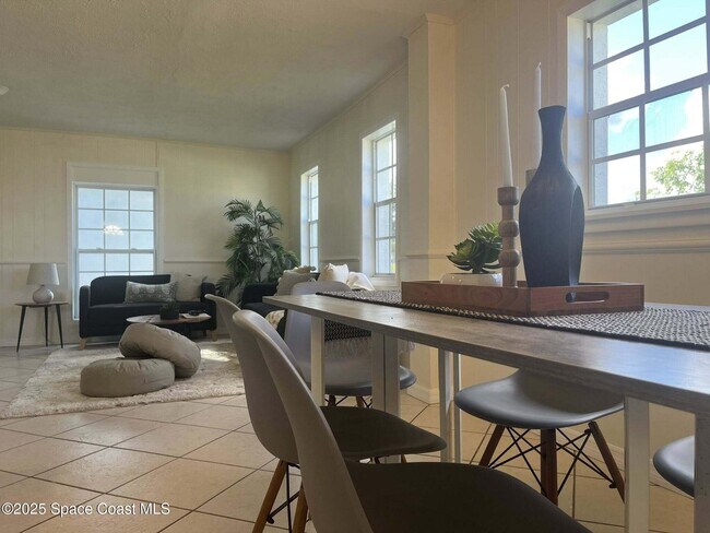 Building Photo - 2027 Wallace Ave