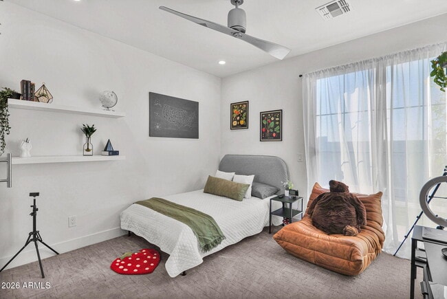 Building Photo - 8430 S 10th Ln