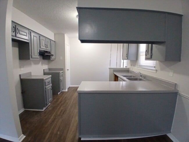 Building Photo - Spacious 3 Bedroom 2 Bath Duplex |  Open To Section 8