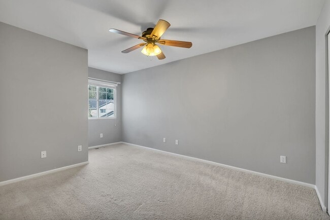 Building Photo - SILVER FIRS 3 BED 2.5 BATH TOWNHOUSE AVAILABLE NOW