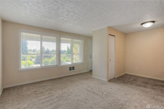 Building Photo - Beautifully remodeled south-facing unit, a...