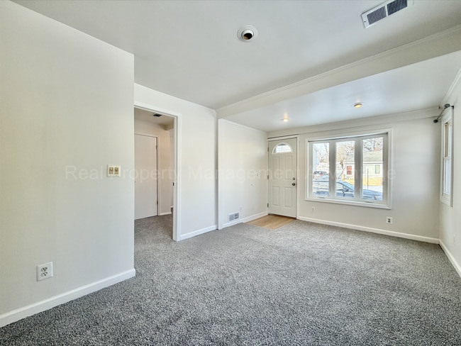 Building Photo - Updated Ranch on Double Lot Near Royal Oak & Ferndale