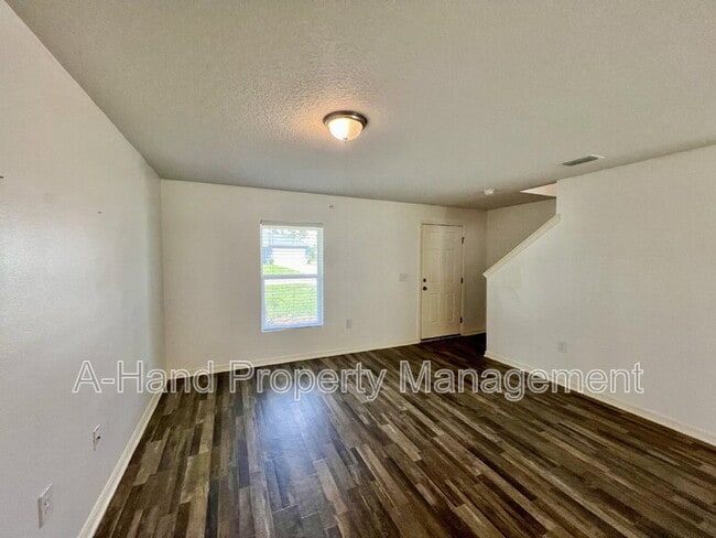 Building Photo - 166 Maple Dr