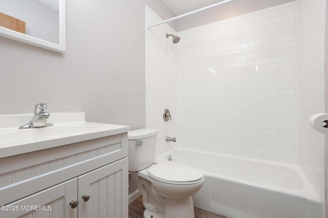 Building Photo - 22 Commodore Ave