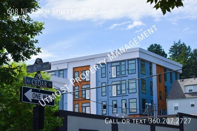 Building Photo - 608 NE Birch St