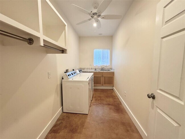 Building Photo - 3210 R O Dr