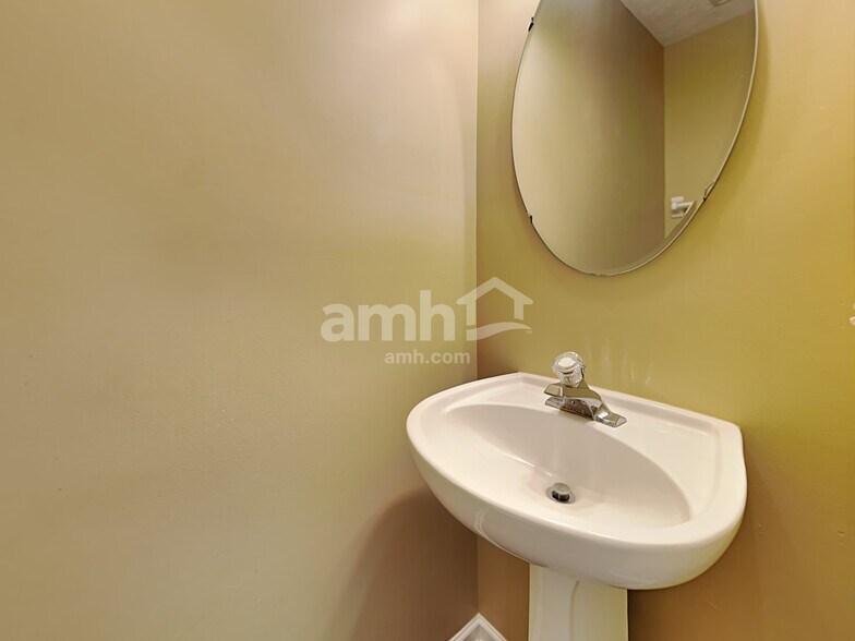 Building Photo - 581 Indian Lake Dr