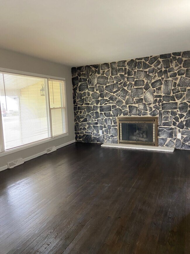 Building Photo - This property is available on a rent-to-own basis.