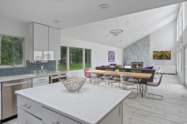 Building Photo - 5 Lakewood Ln