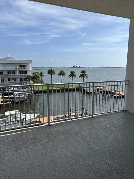 Building Photo - 590 S Banana River Dr
