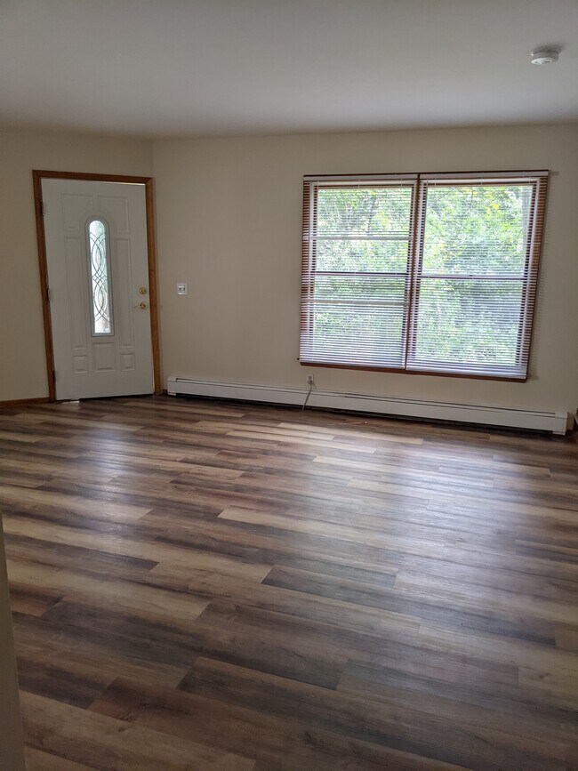 Living RM - 32 N Middaugh St