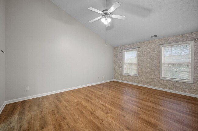 Building Photo - Beautifully Renovated Home in Worthington Place