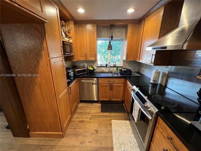 Building Photo - 8801 SW 42nd St