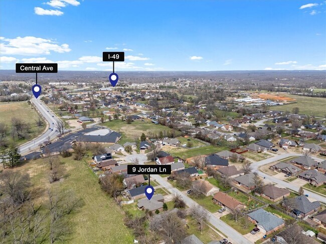 Building Photo - 9 Jordan Ln