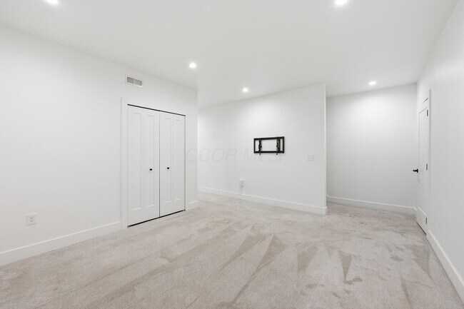 Building Photo - 1102 Summit St