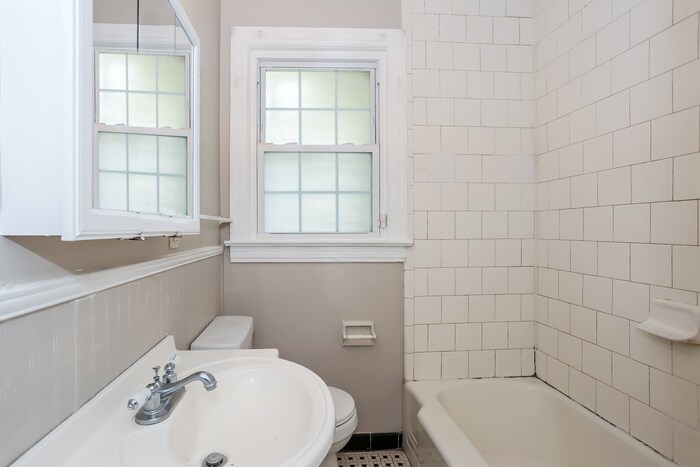 Building Photo - 487 W 67th St
