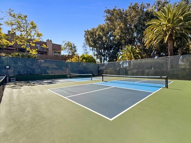 Building Photo - 285 Casitas Bulevar