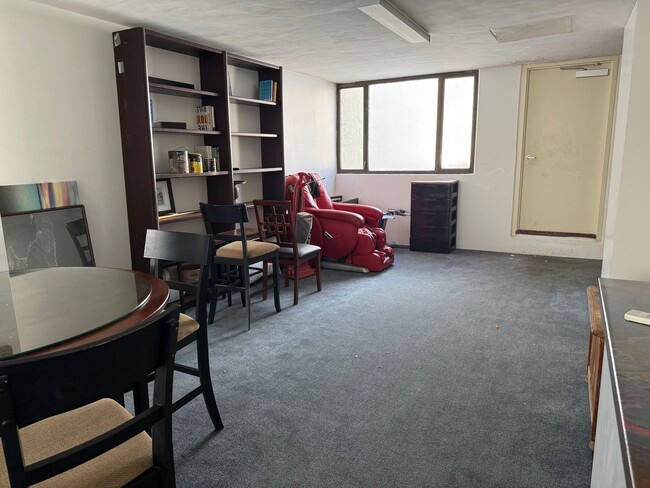 Building Photo - Spacious one bedroom, one bath with two pa...