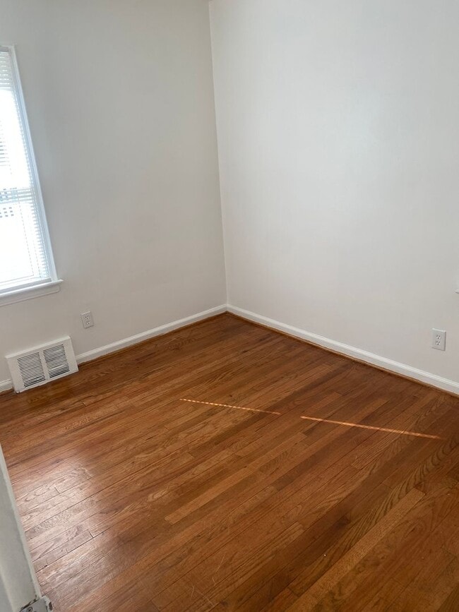 Building Photo - 3 bedroom 2 bath bungalow with basement and garage in Wayne