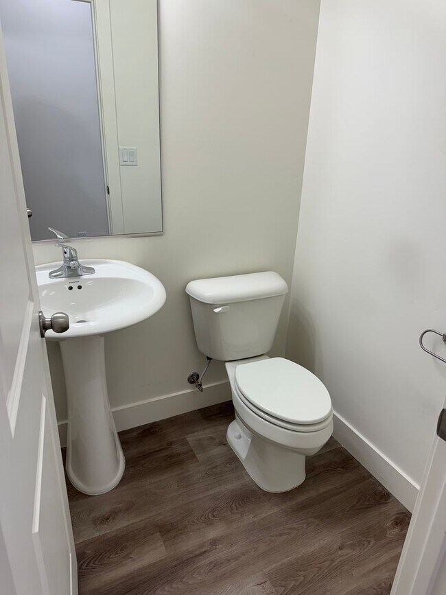 Building Photo - Desert Color Townhome!