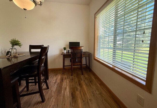 Building Photo - Lovely 3BR/3BA Otsego End Unit Townhome Available June!