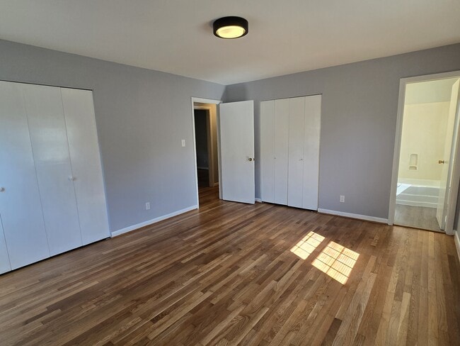 Building Photo - 2402 Chatham Dr