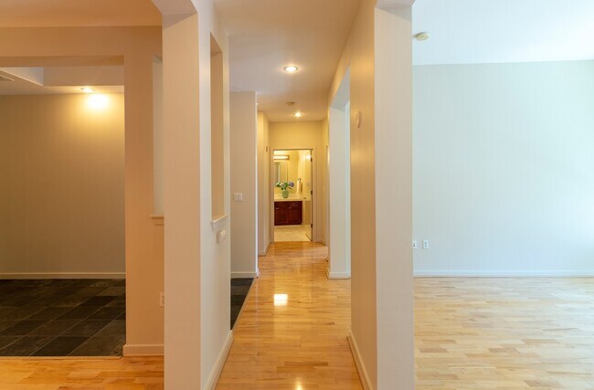 Building Photo - NO PARKING/2+ bed/2 bath top floor condo with full length balcony overlooking north park blocks/N...