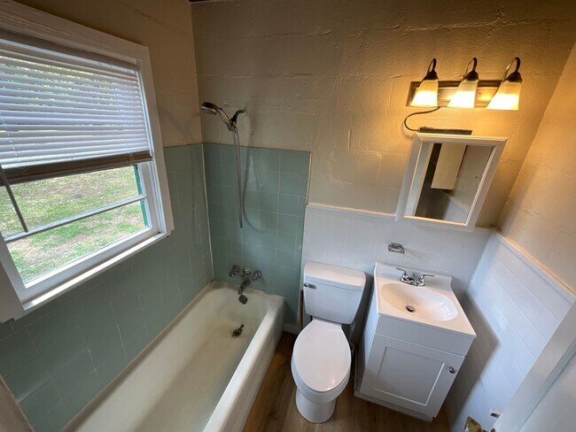 Building Photo - Cozy 1/1 Cottage at Hill Loop in Bonifay with Water/Sewer, Garbage, and Lawn Maintenance Included!