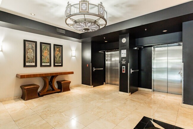 Building Photo - Fully Furnished High Rise with Wynn Golf Course Views!