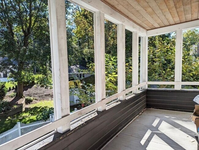 Building Photo - 100 Church St