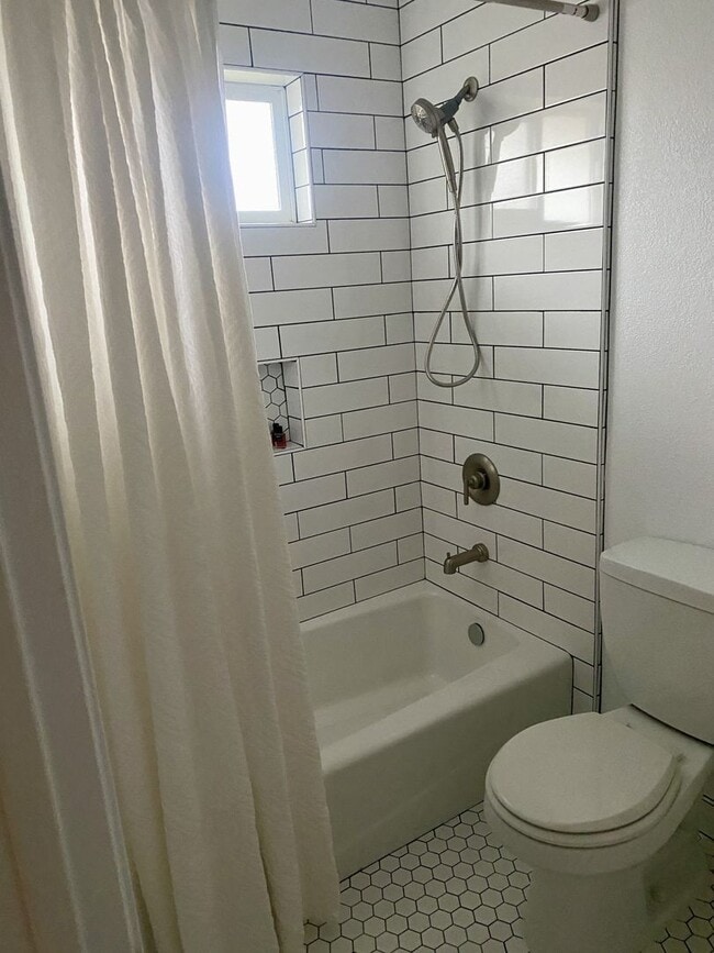 Building Photo - Charming 1BD/1BA in Desirable Petaluma Location unfurnished