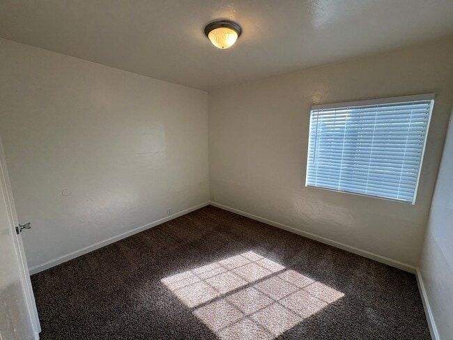 Building Photo - Charming NW Visalia Home Available Now!