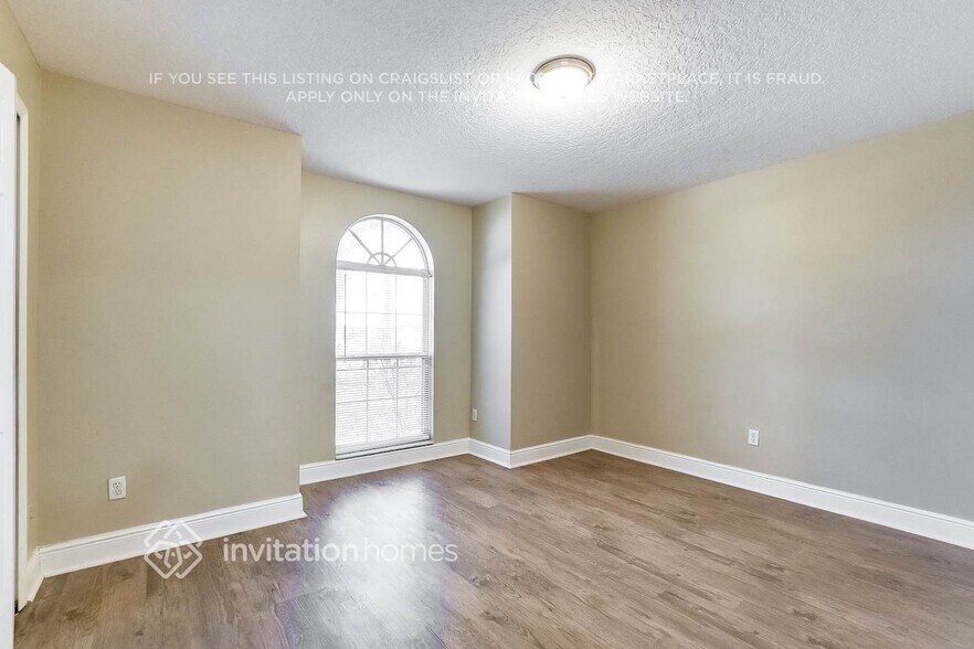 Building Photo - 423 Woodview Dr