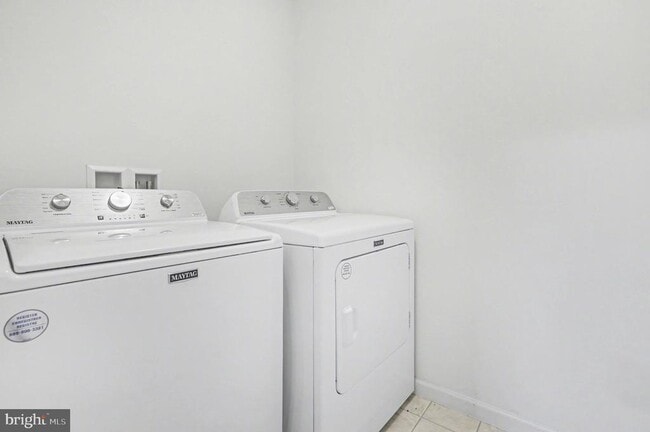 Building Photo - 7867 Oakbrook Dr