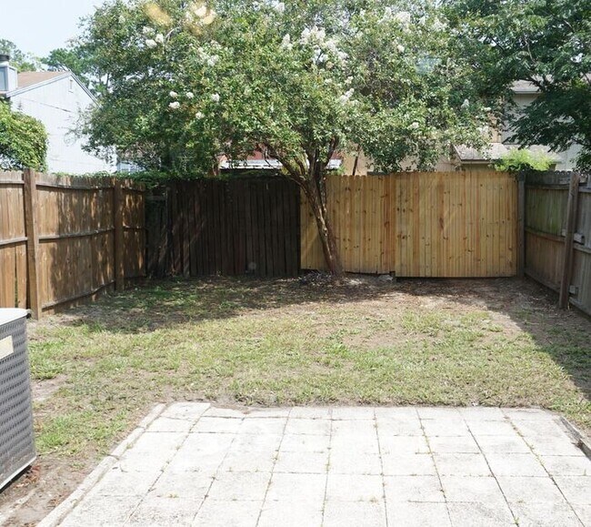 Building Photo - 3 Bedroom 2 Bathroom Townhome with Fenced Backyard. No Additional Fees