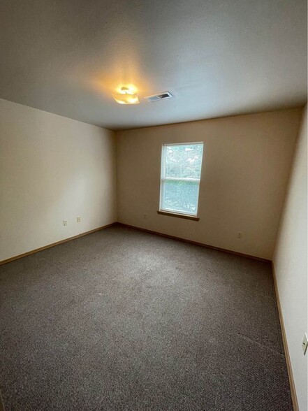 Building Photo - 12 Valley View Dr E