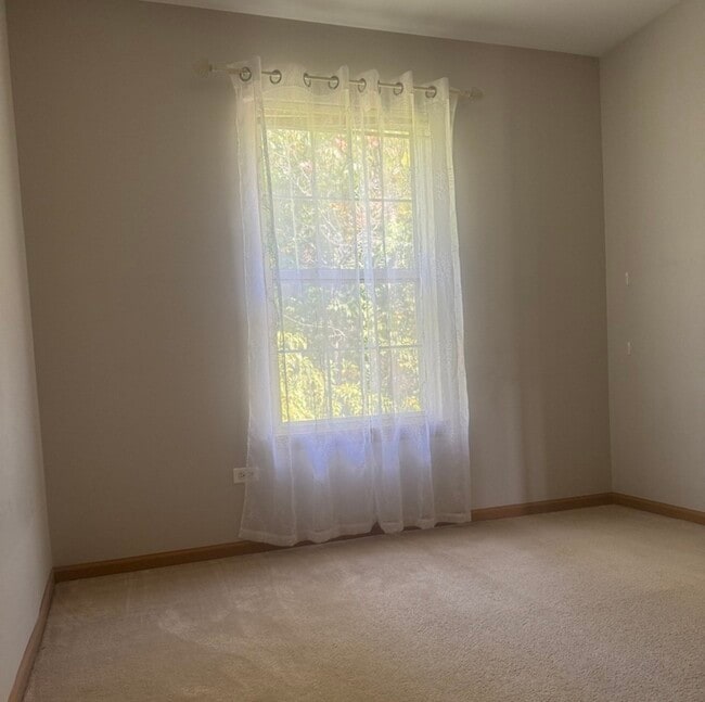 Building Photo - 572 Jennifer Cir