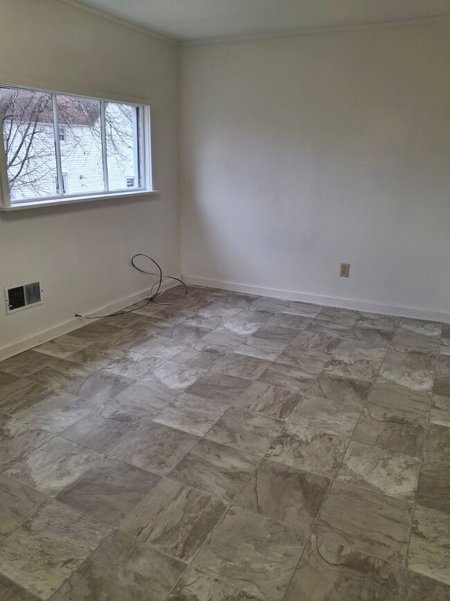 Building Photo - 246 Lynwood Ave