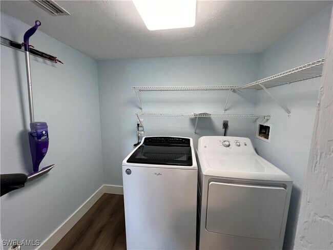 Building Photo - 146 Cypress Way E