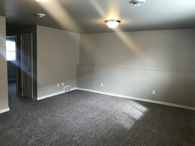 Building Photo - 4 Bed 2.5 Bath Single Family Home