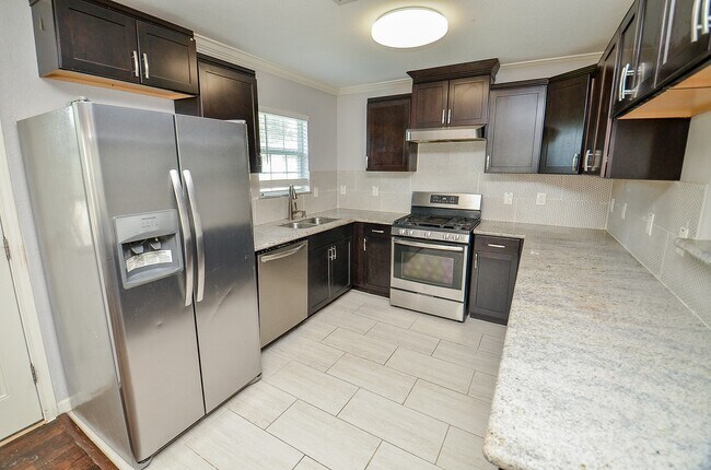 Primary Photo - 1028 Caperton St
