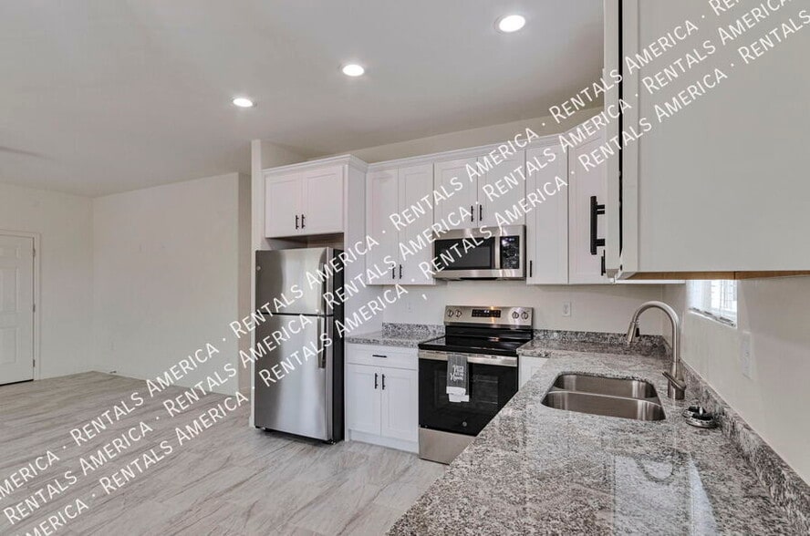 Building Photo - 3727 N Stone Ave